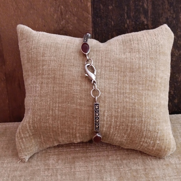 925 A Silver Marcasite Oval Garnet Bracelet - Picture 2 of 7